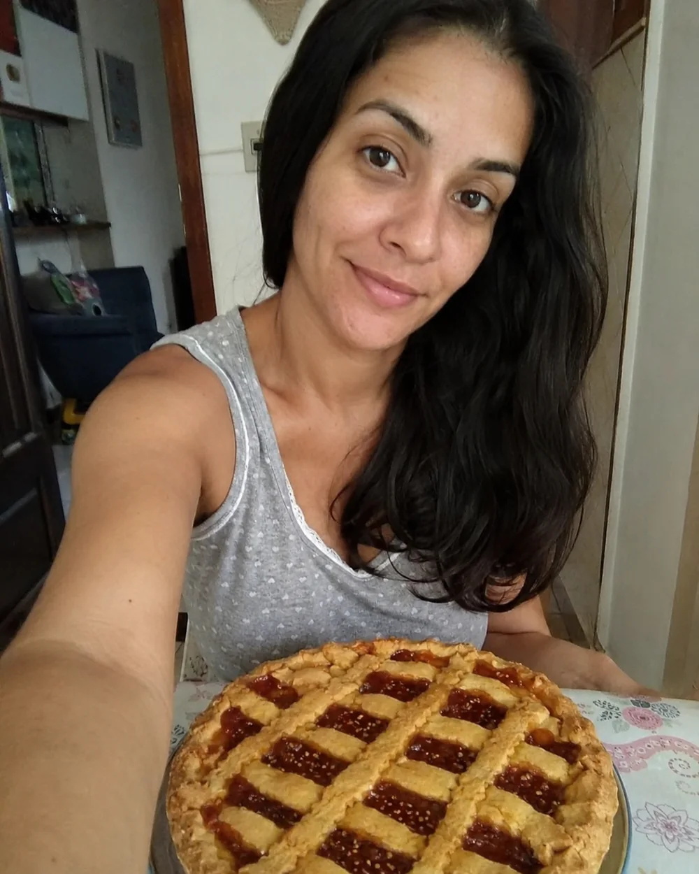 Cliente mostrando uma crostata italiana caseira com geleia