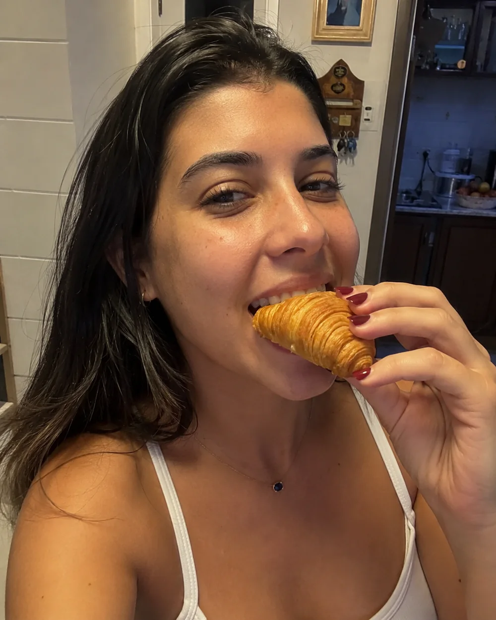 Cliente provando uma sfogliatella italiana caseira