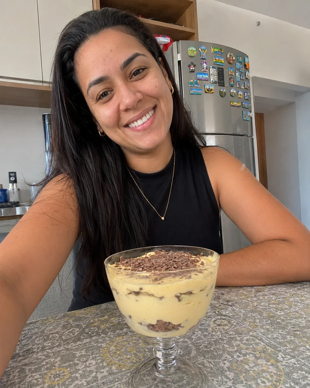 Cliente à mesa com uma sobremesa italiana cremosa