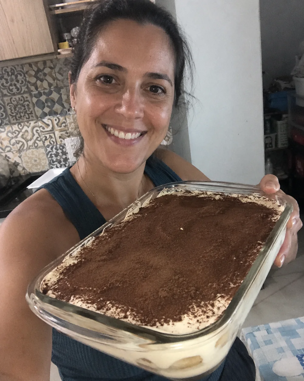 Cliente mostrando um tiramisù italiano preparado em casa