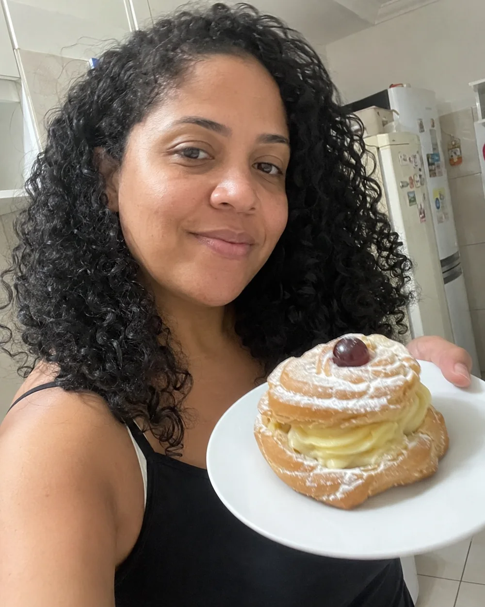 Cliente mostrando uma zeppola italiana recheada com creme
