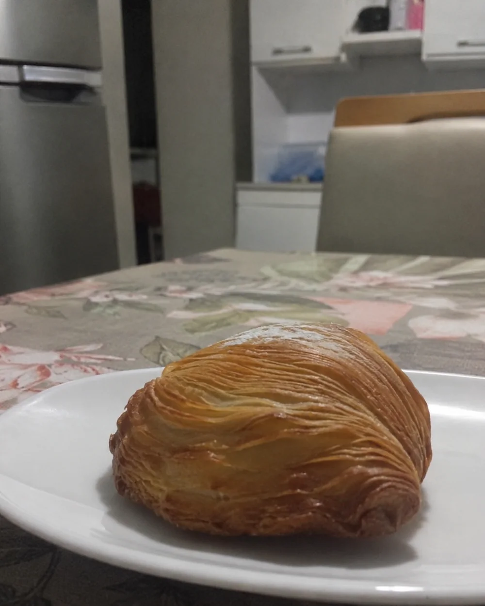 Sfogliatella italiana caseira servida em um prato