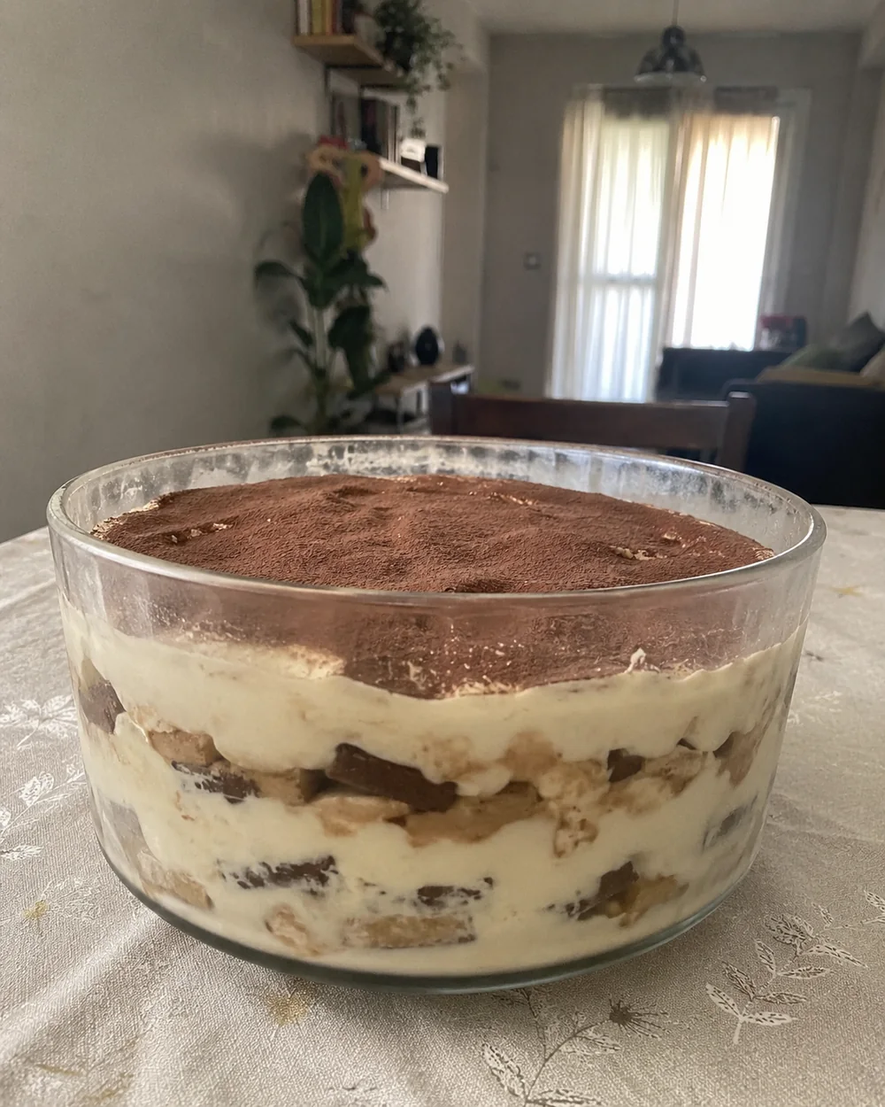 Tiramisù italiano caseiro montado em uma travessa de vidro