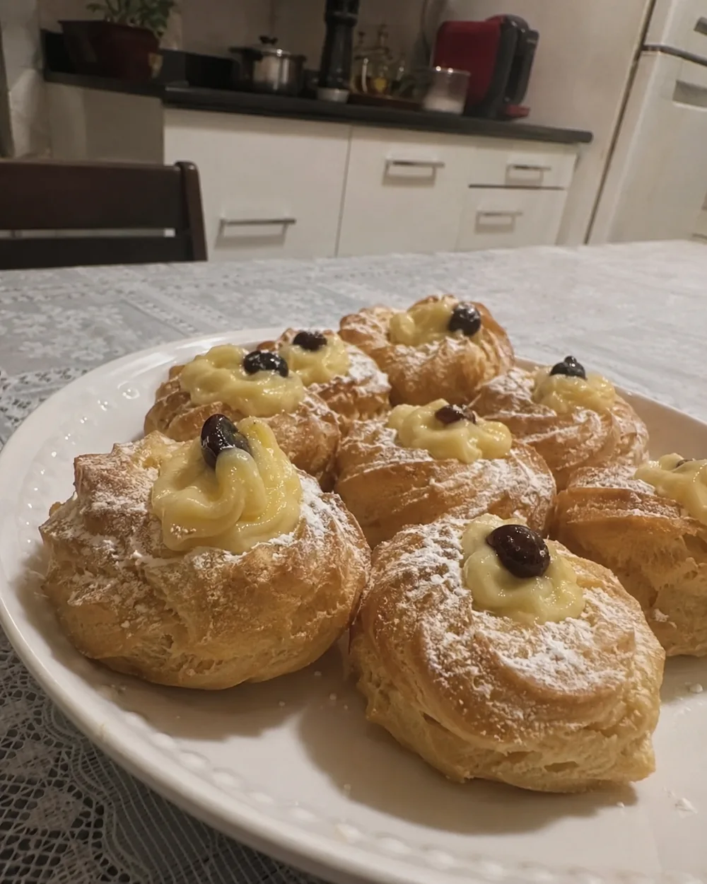 Prato de zeppole italianas caseiras recheadas com creme